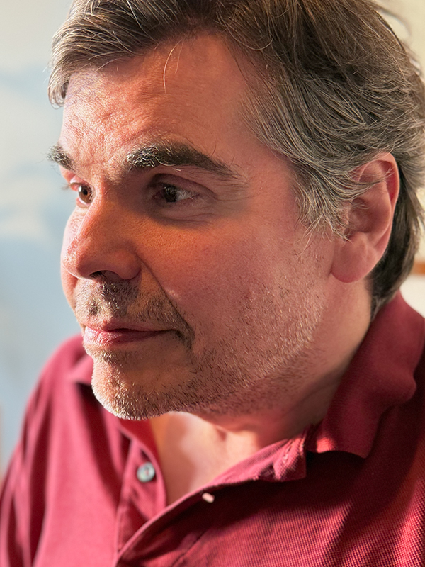 Ein Portrait von Andreas Mandl mit rotem Polo